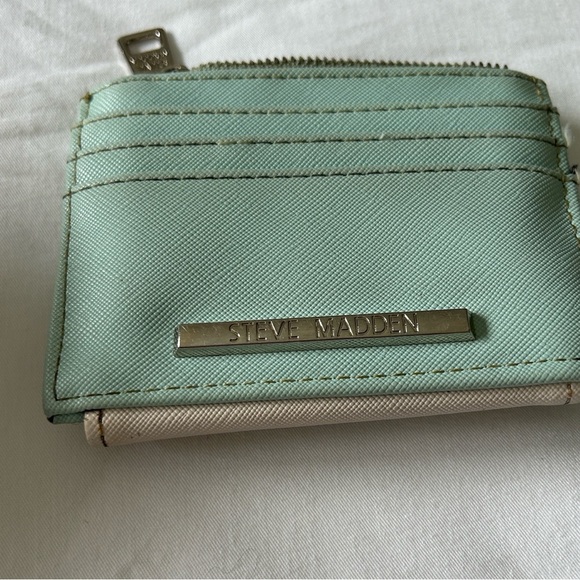 Steve Madden Pastel Green Card Holder Wallet - Picture 2 of 8